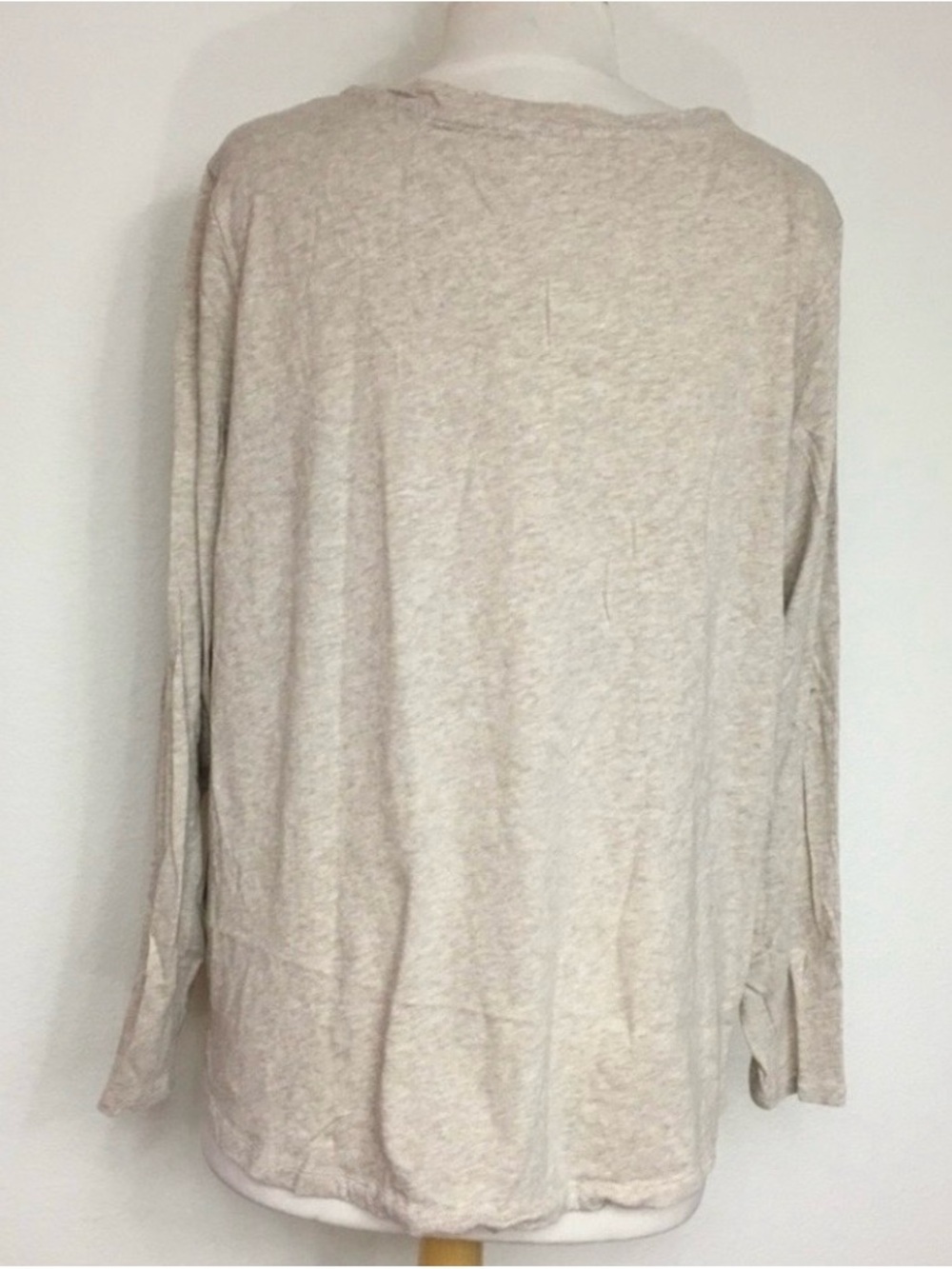 Old Navy Women's Oatmeal V Neck Lightweight T-Shirt Size XXL Casual Minimalist - Picture 2 of 14